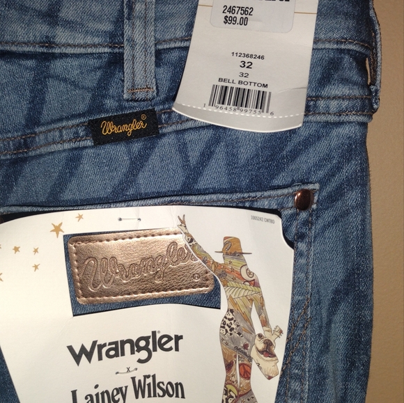Lainey Wilson Bell Bottom Women Jeans 32"x32" - Picture 4 of 6